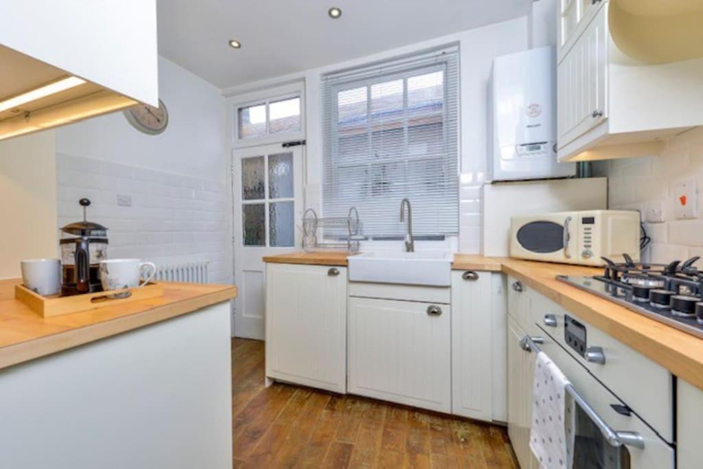 Victorian Townhouse - Stamford Centre - 2 Big Bedrooms, Living Room Kitchen Etc Tastefully Decorated Exterior foto